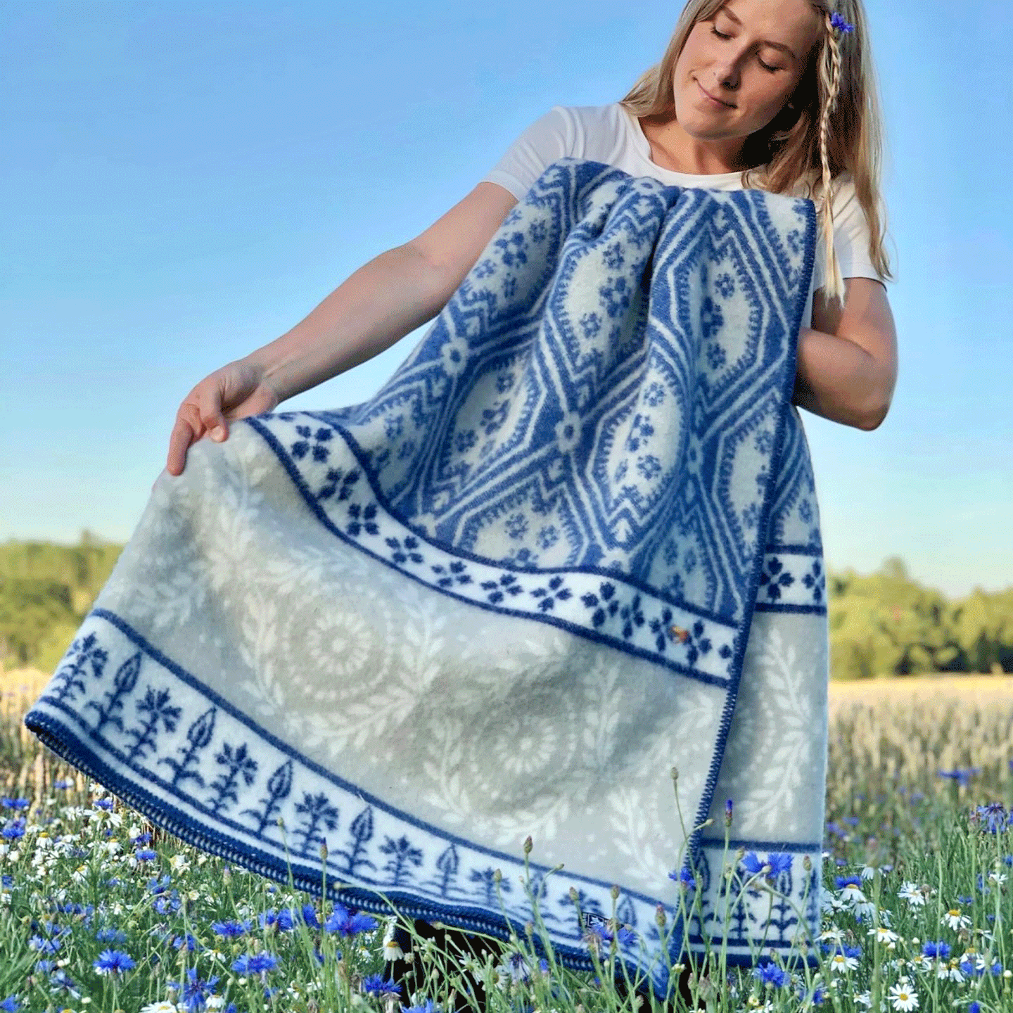 Blåklint Cornflower Blue Lambswool Jacquard Blanket
